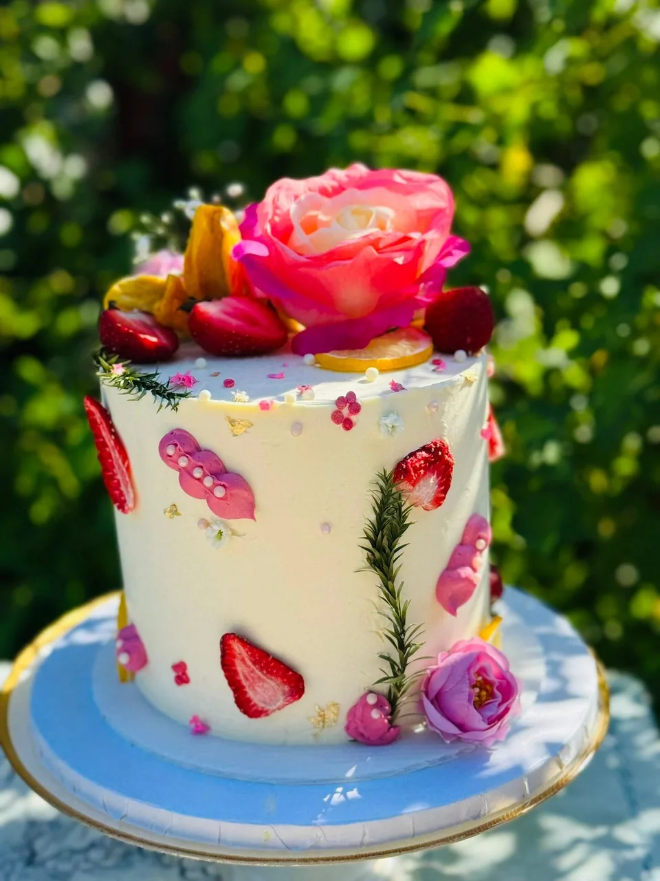 A floral cake with a statement pink rose